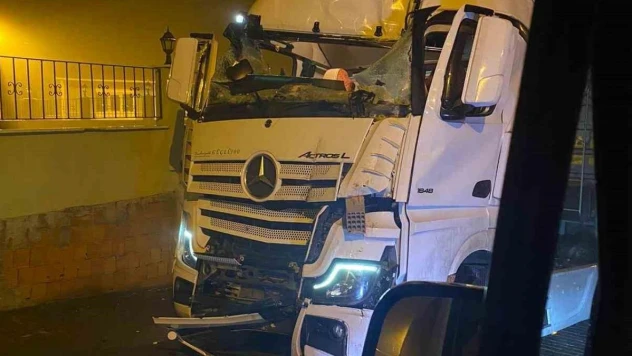 Tır elektrik direğine çarptı