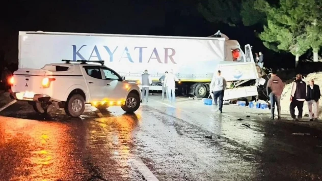 Tır ile transit çarpıştı:1 ölü, 3 yaralı
