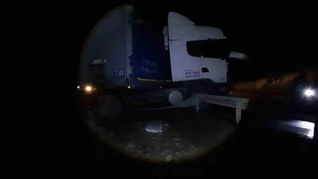 Tır makasladı, bariyerlere çarparak durabildi: 1 yaralı