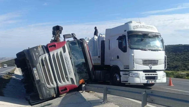 Tır yolun ortasına devrildi