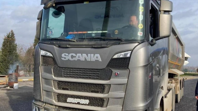 Tıra polis çakarı taktı, cezadan kurtulamadı