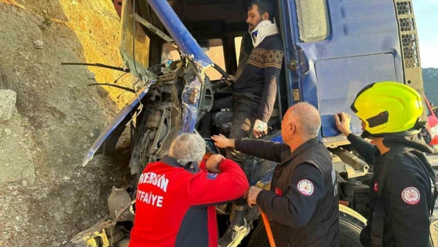 Tırda sıkışan sürücüyü itfaiye kurtardı