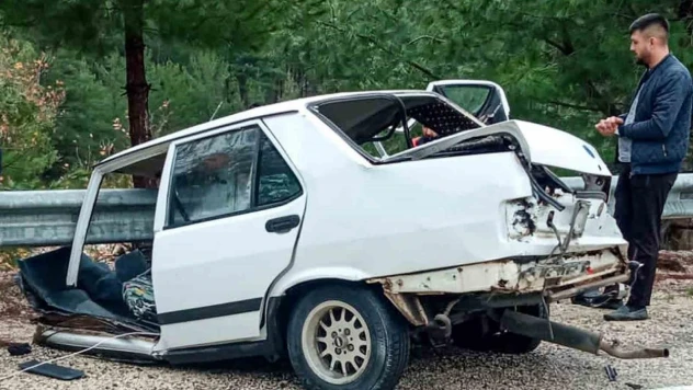 Tırla çarpışan Tofaş ortadan ikiye ayrıldı: 1'i ağır 2 yaralı