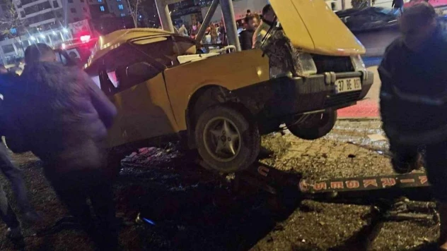 Tofaş otomobil çarptığı direkte asılı kaldı: 4 yaralı