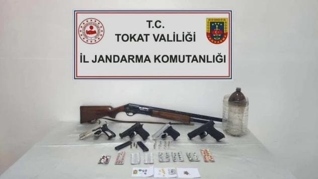 Tokat'ta bir ikamette çok sayıda tarihi sikke ve uyuşturucu madde ele geçirildi