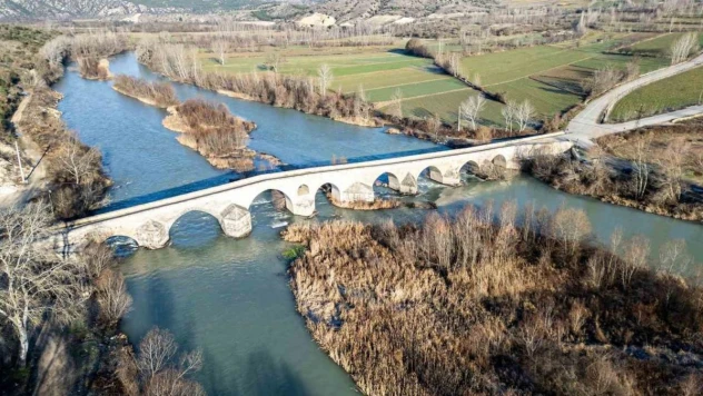 Tokat'ta ismiyle özdeşleşen 8 asırlık köprü tarihe meydan okuyor