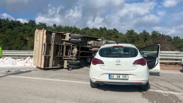 Tokat'ta kamyon ile otomobil çarpıştı: 3 yaralı
