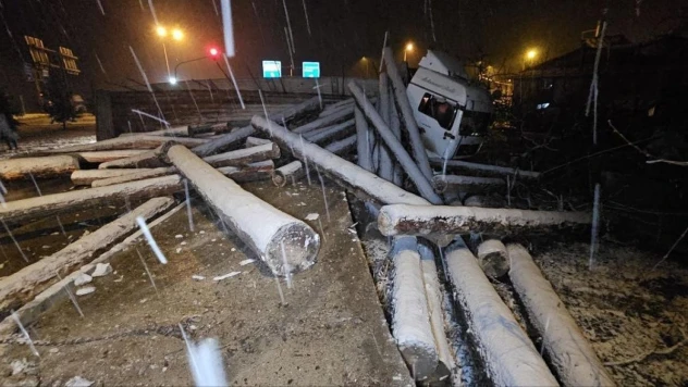 Tokat'ta tomruk yüklü tır devrildi, çevre yolu ulaşıma kapandı