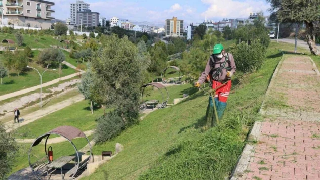 Toroslar'da  park ve yeşil alanlara bakım