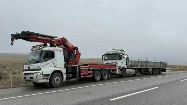 Toz şeker yüklü tır refüje girerek devrildi, 2 kişi yaralandı