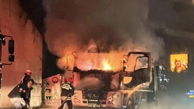 Trabzon'da alev alan çöp kamyonu kül oldu