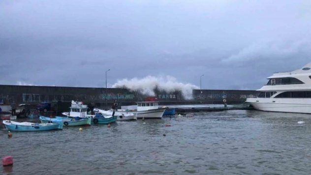 Trabzon Faroz Balıkçı Barınakları'nda dün yaşanan fırtınada dev dalgalar teknelere ve binlerce lira değerindeki ağlara zarar verdi
