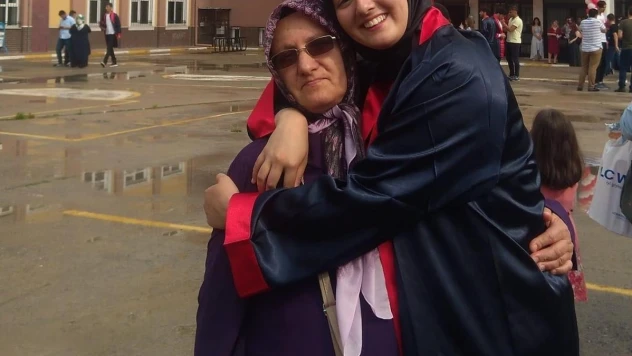 Trabzon'un Şalpazarı ilçesinde bir kadın evinin önünde silahla kafasından vurulmuş olarak bulundu