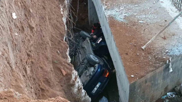 Trafiğe kapalı yola giren otomobil inşaat alanına düştü: 4 yaralı