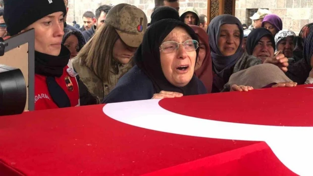 Trafik kazasında hayatını kaybeden pilot üsteğmen son yolculuğuna uğurlandı