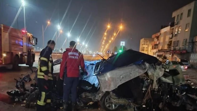 Trafik levhası direğine çarpan otomobil kağıt gibi yırtıldı, sürücü öldü