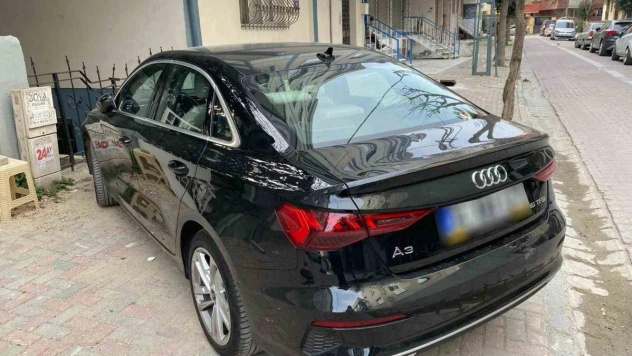 Trafikte seyir halindeyken Sunroof'da öpüşen şahıslara para cezası kesildi