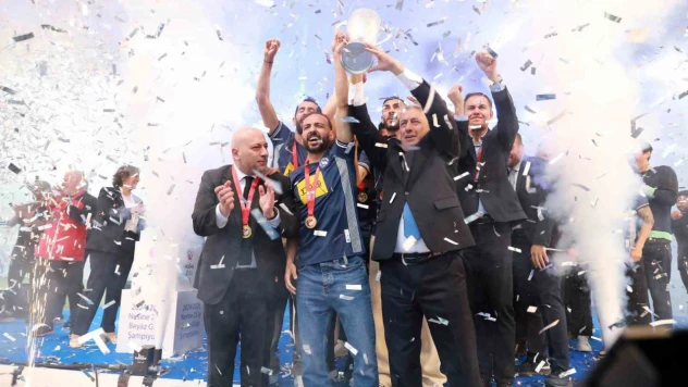 Trendyol 1. Lig'e yükselen Sarıyer, kupasını aldı