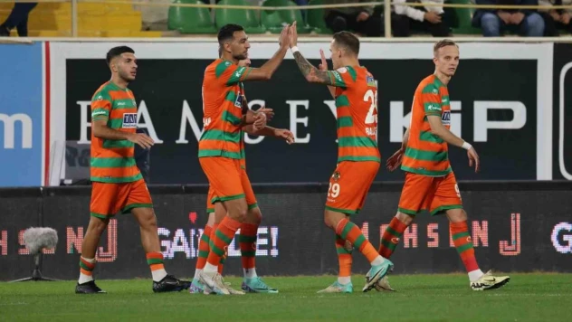 Trendyol Süper Lig: Alanyaspor: 2 - Trabzonspor: 0 (İlk yarı)