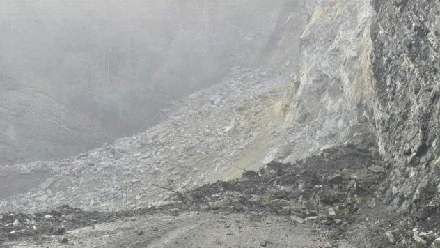 Türkeli'de köy grup yolu ulaşıma kapatıldı