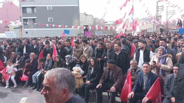 Tutak'ın ilk kadın adayı partililerle buluştu
