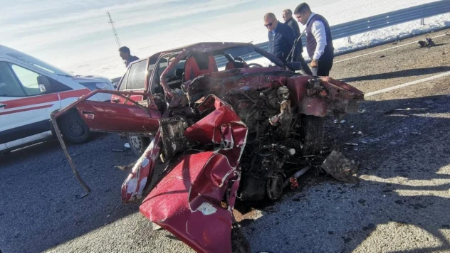 Tutak'ta otomobil bariyerlere çarptı: 2 yaralı