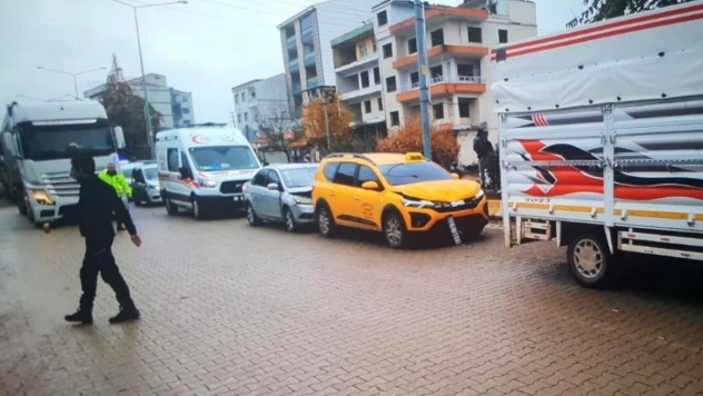 Üç araç birbirine girdi: 1 yaralı