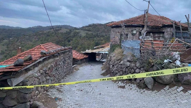 Uçan çatının altında kalan şahıs hayatını kaybetti