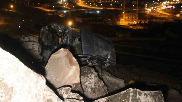 Uçurumdan yuvarlanan araç kayalıklarda asılı kaldı