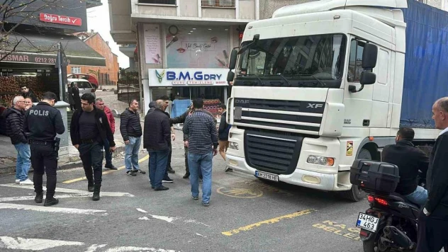 Ukrayna'dan bin 500 kilometre yol geldi, Kağıthane'de kaza yaptı: Tırla yaşlı adama çarptı