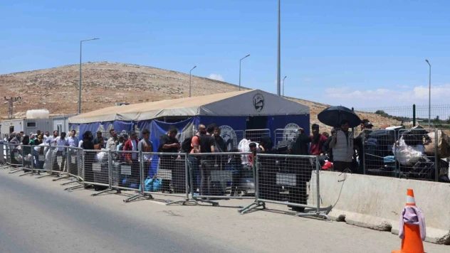 Ülkesine dönüş yapan Suriyeliler, Kurban Bayramı öncesi Cilvegözü'nda yoğunluk oluşturdu