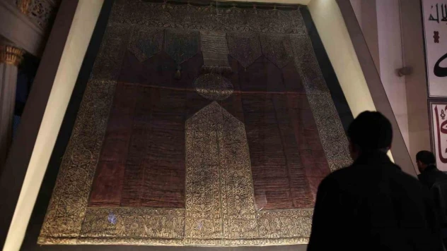 Ulu Cami'deki Kabe örtüsünün altın püskülleri kayıp