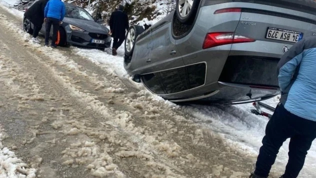 Uludağ yolu çarpışan otomobil pistine döndü, kimileri mahsur kaldı