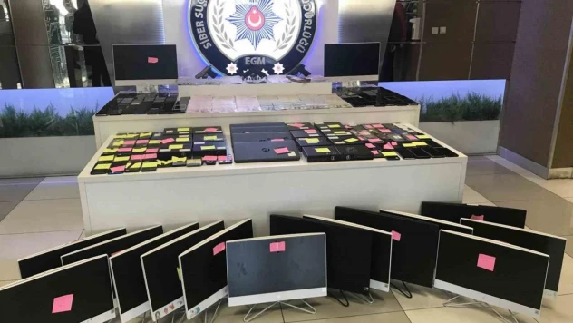 Uluslararası dolandırıcılık şebekesinden ele geçirilen malzemeler emniyette sergilendi