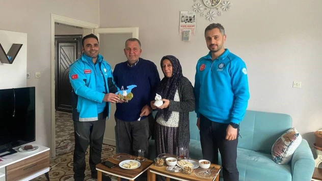 UMKE ekipleri enkazda kurtardıkları aileyle buluştu