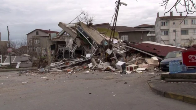 Ümraniye'de metro şantiyesi yanında bulunan 2 bina çöktü
