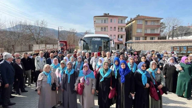 Umre için kutsal topraklara giden kafile dualarla uğurlandı