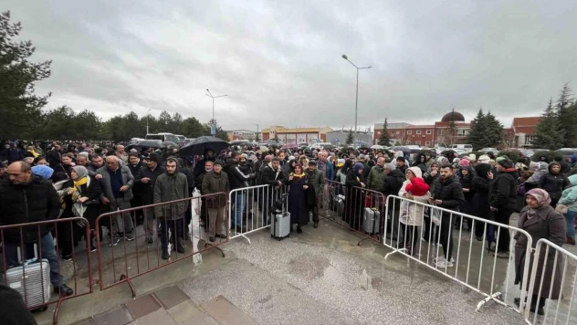 Umre yolcuları havalimanında yoğunluk oluşturdu