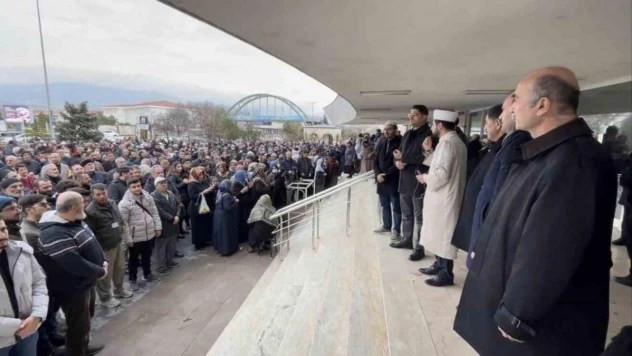 Umreciler dualarla uğurlandı