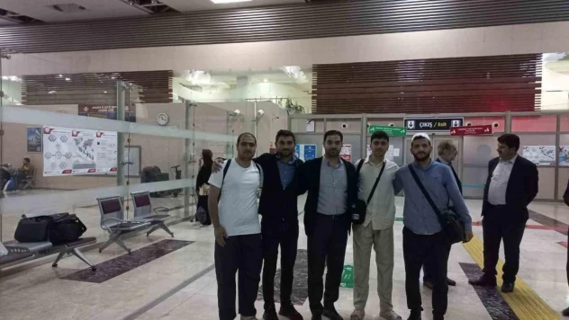Umreye gönderilen üniversite öğrencileri Elazığ'a döndü