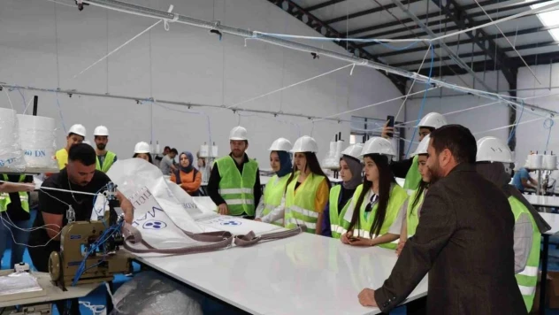 Üniversite öğrencileri çuval fabrikasında incelemelerde bulundular