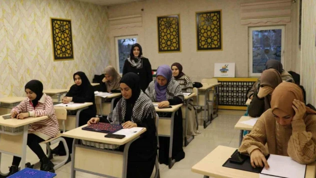 Üniversite öğrencileri görme engelliler için Braille yazı sistemini öğreniyor