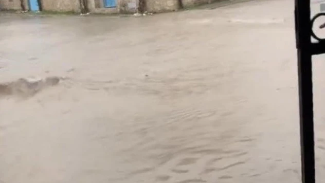 Ünlü tatil merkezi Çeşme'de caddeler göle döndü