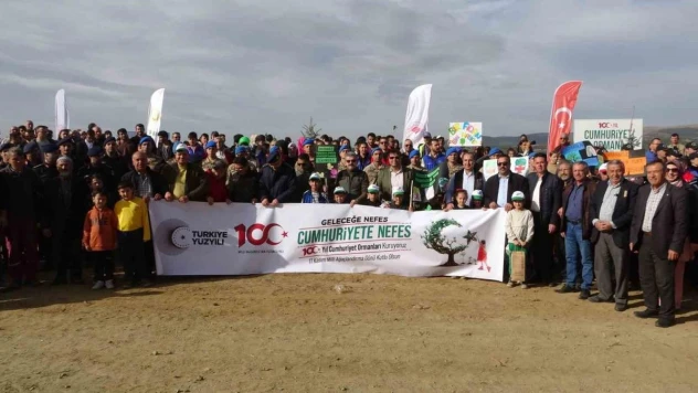 Uşak'ta 'Geleceğe Nefes Cumhuriyete Nefes' için fidanlar toprakla buluştu