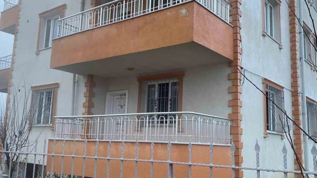 Uşak'ta 4 katlı binada çıkan yangında 1 kişi dumandan etkilendi