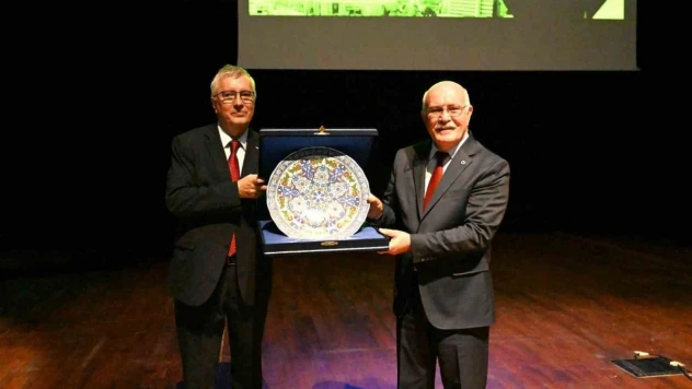 Uşak Üniversitesi, Kurumsal Akreditasyon Belgesini YÖKAK Başkanından aldı