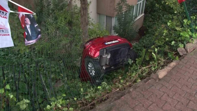 Üsküdar'da yoldan çıkan otomobil bina boşluğuna düştü