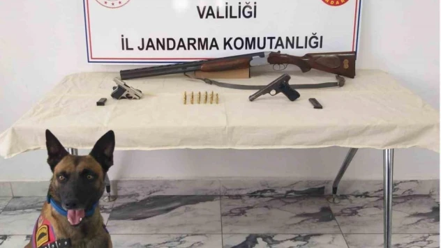 Uyuşturucu baskını yapılan adreste ruhsatsız tabanca ve tüfek ele geçirildi