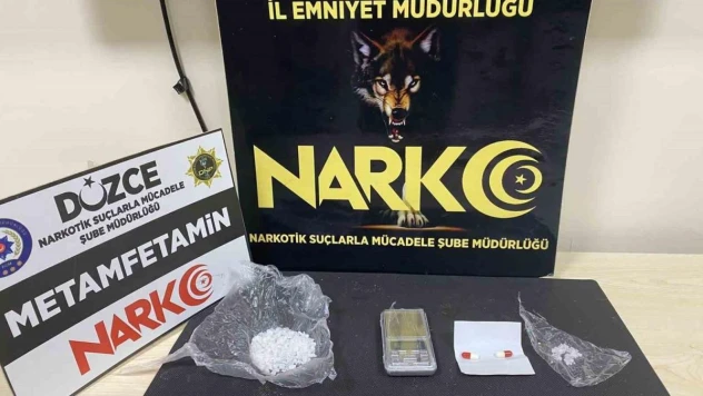 Uyuşturucu ticareti yapan 2 kişi tutuklandı