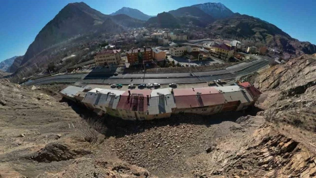 Uzundere'de göçük: Onlarca ev ve iş yeri zarar gördü